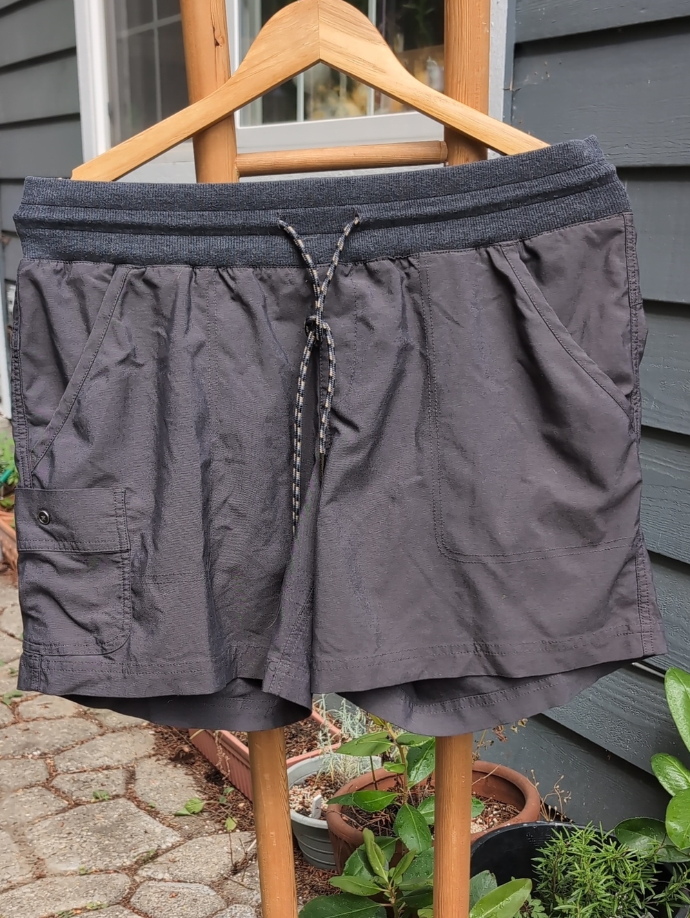 Columbia Charcoal Gray Outdoor Drawstring Shorts Waistband & Pockets